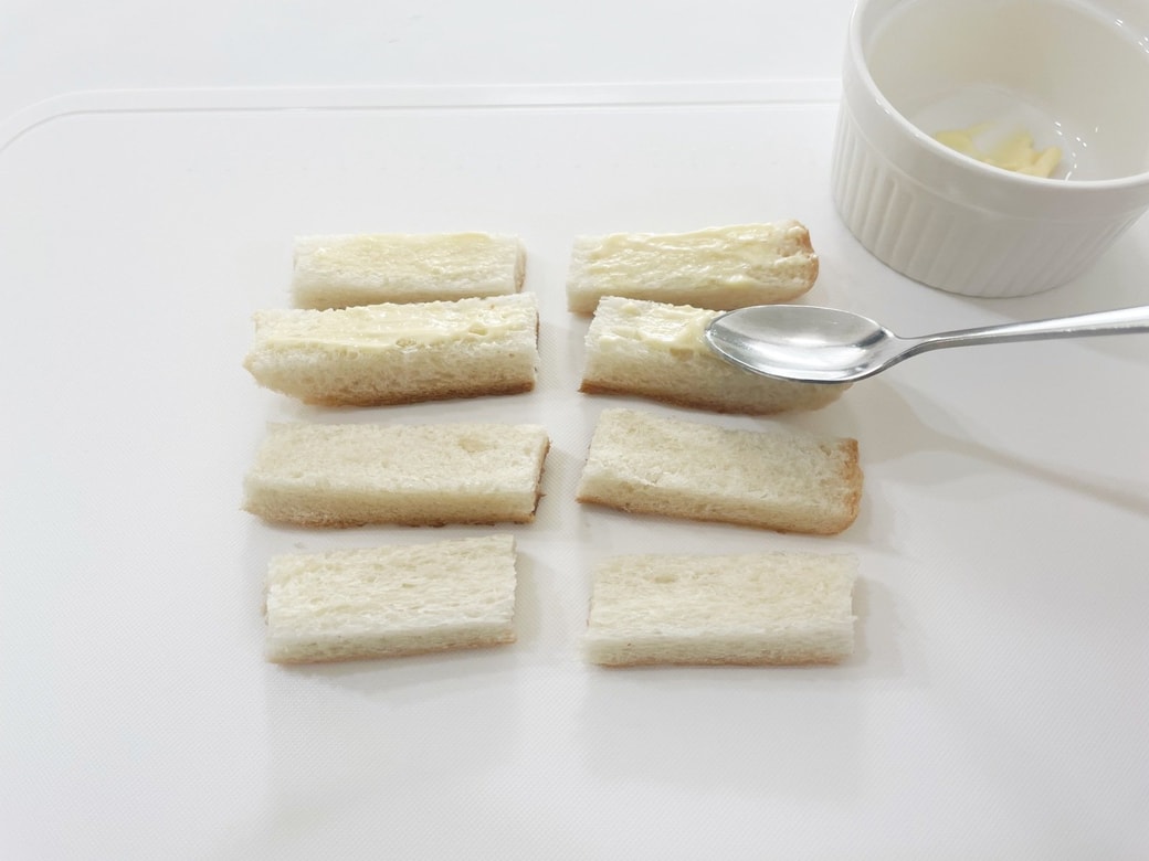 内側にマヨネーズを塗る