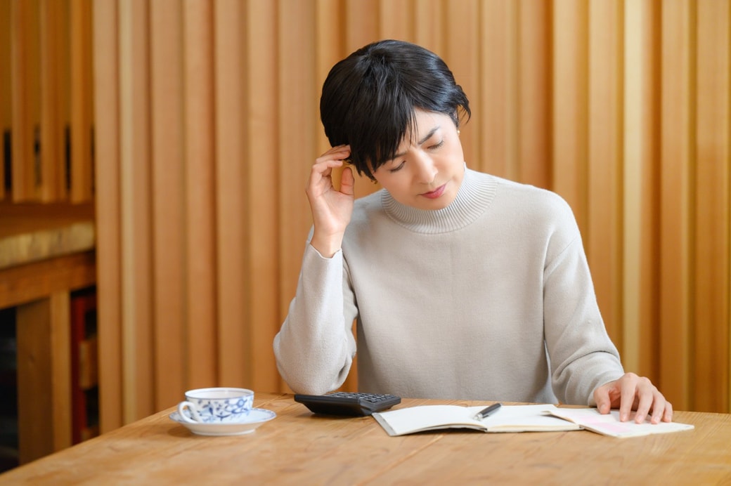 考える女性