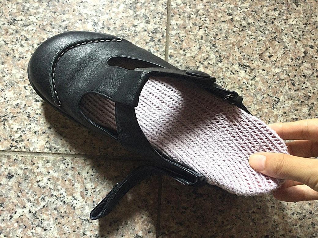 スニーカーの中敷きに靴下をかぶせる