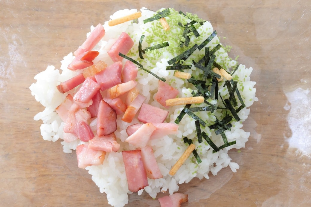 お茶づけ海苔とベーコンのおにぎり