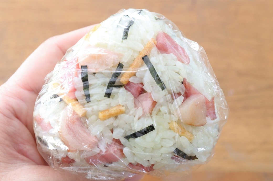 お茶づけ海苔とベーコンのおにぎり