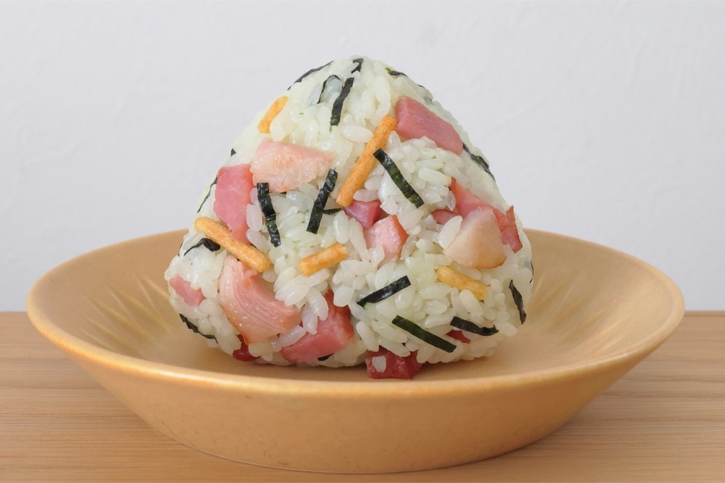 お茶づけ海苔とベーコンのおにぎり