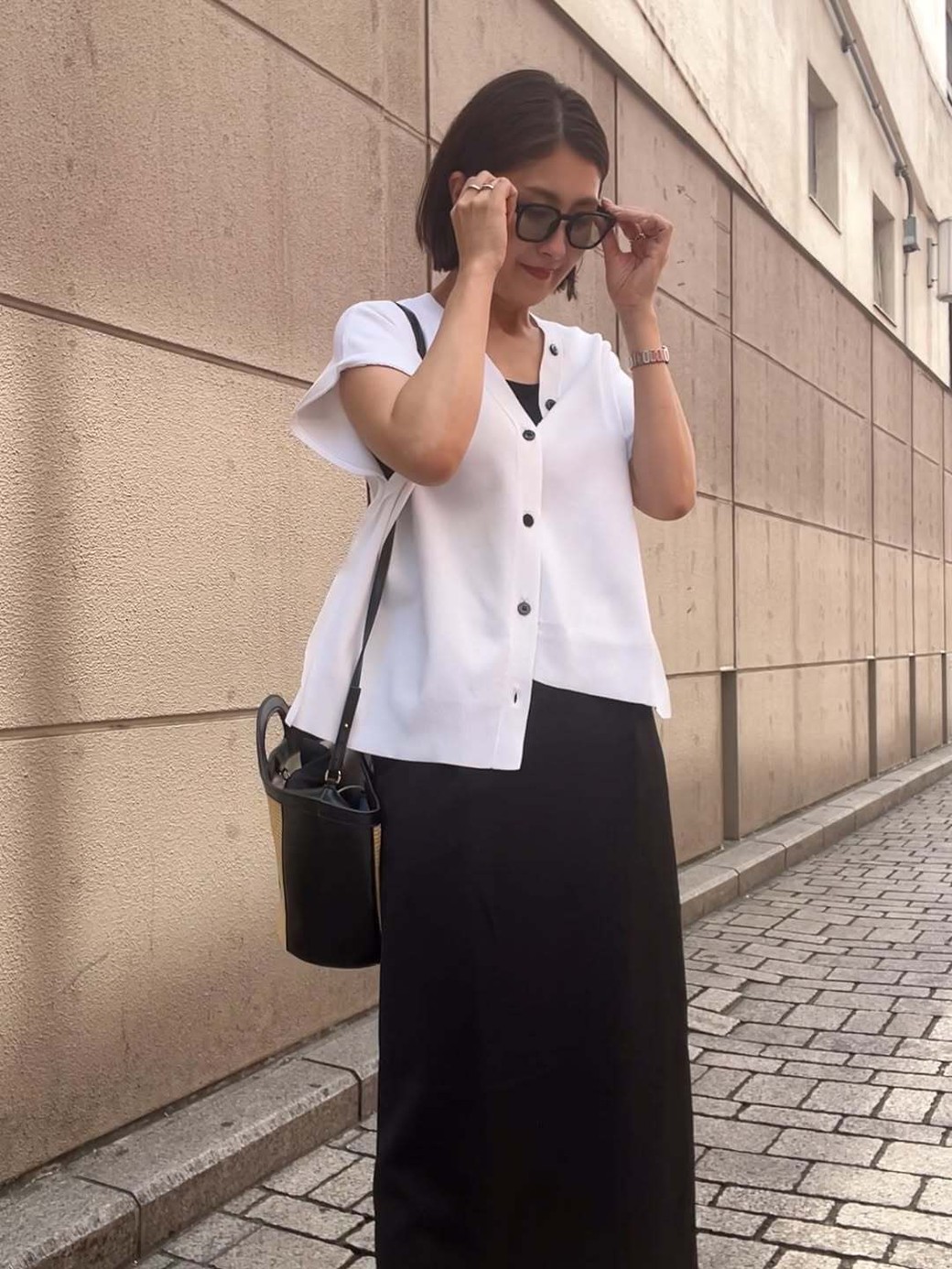 ボタンをずらして、エッジの効いた着こなしに。