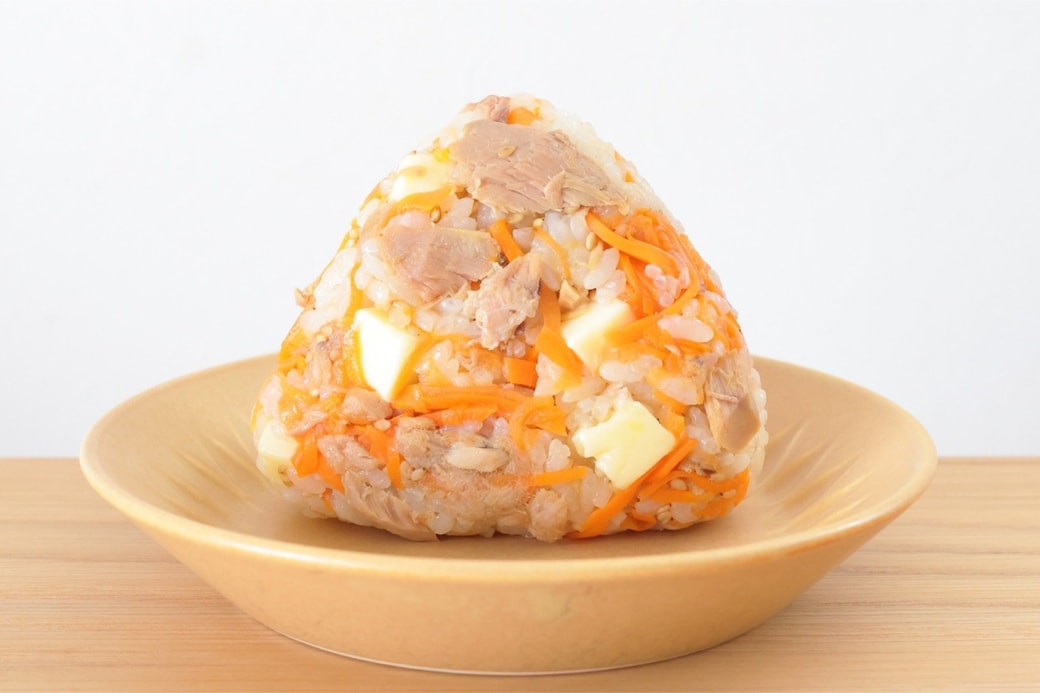 ツナとにんじんとチーズのおにぎり