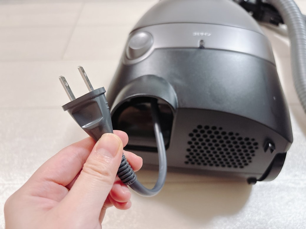 すこし引き出した掃除機のコード
