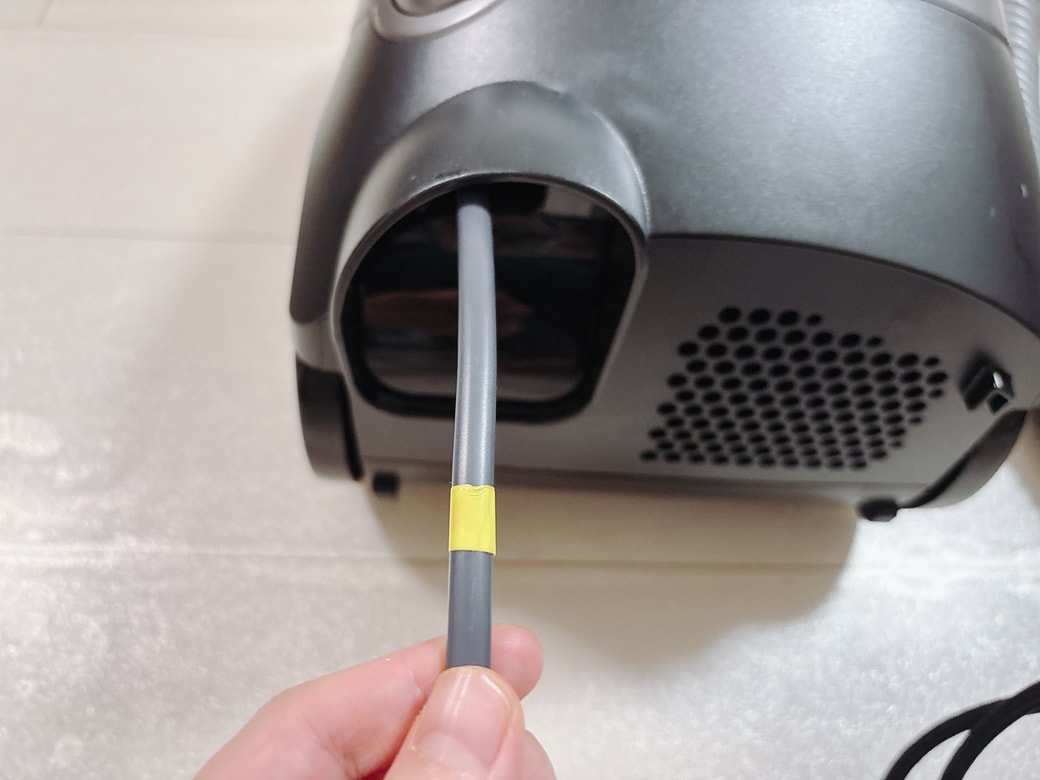 コードに付いた黄色いテープ
