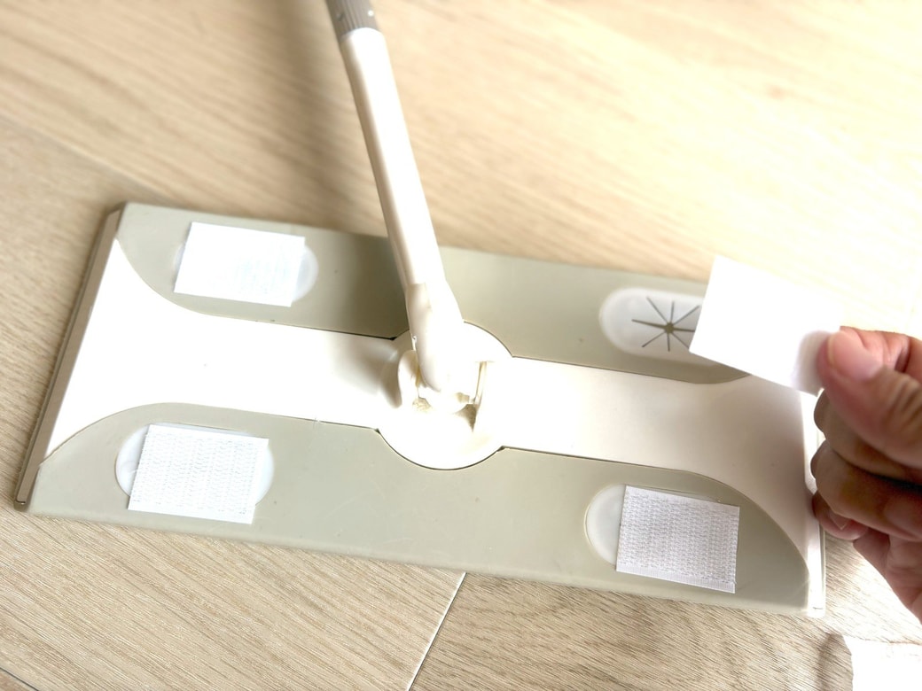 お掃除ワイパーにマジックテープを貼る様子