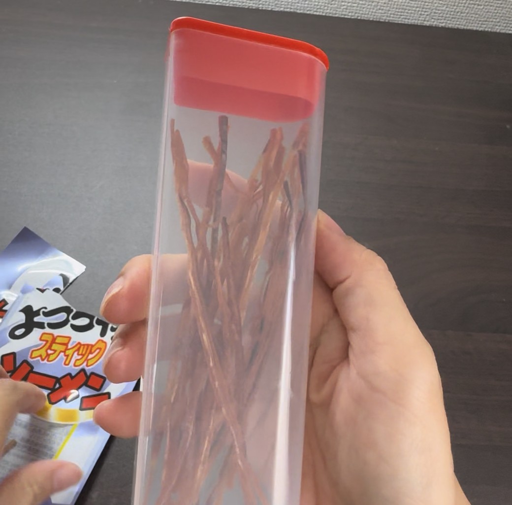 チョコベビージャンボの空き容器によっちゃんスティックソーメンを入れた様子