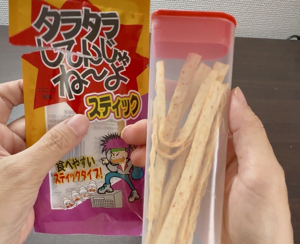 タラタラしてんじゃねーよをチョコベビージャンボの空き容器に入れた様子