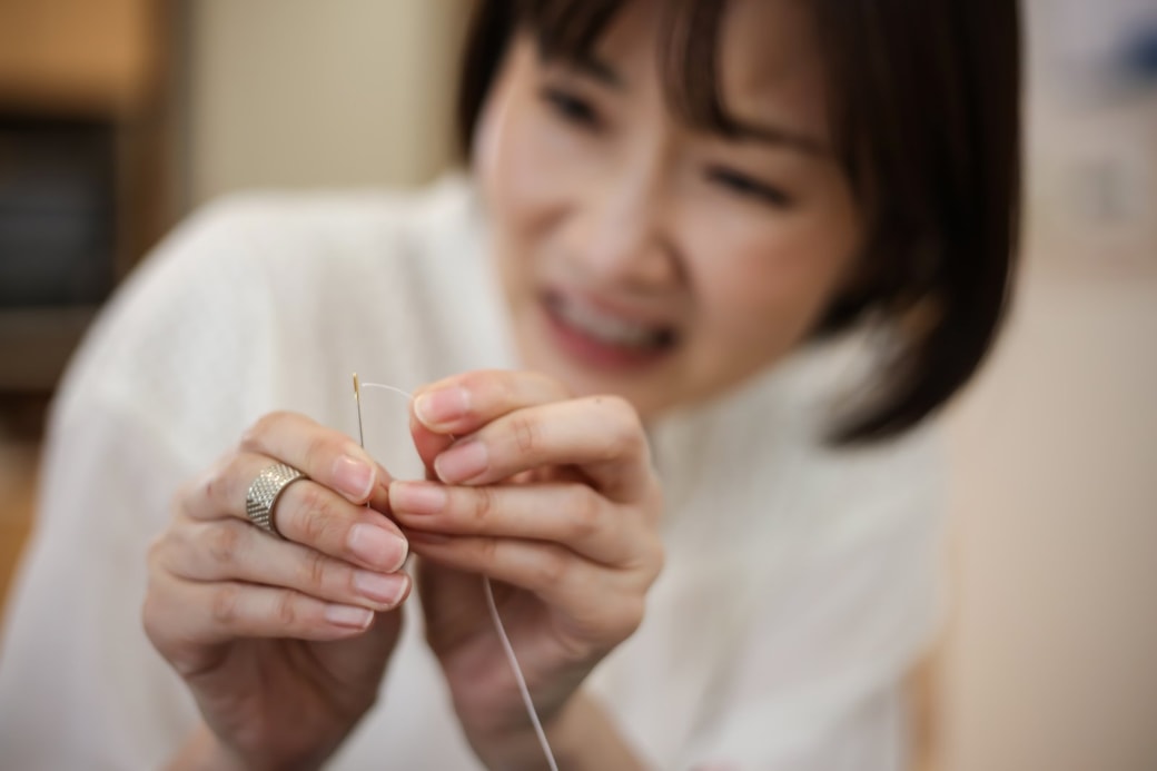 糸通しする女性