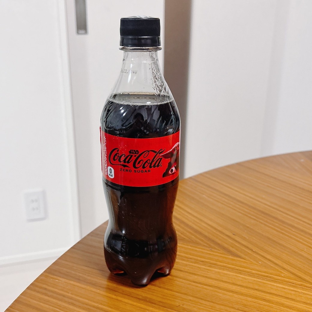 テーブルに置いたペットボトル