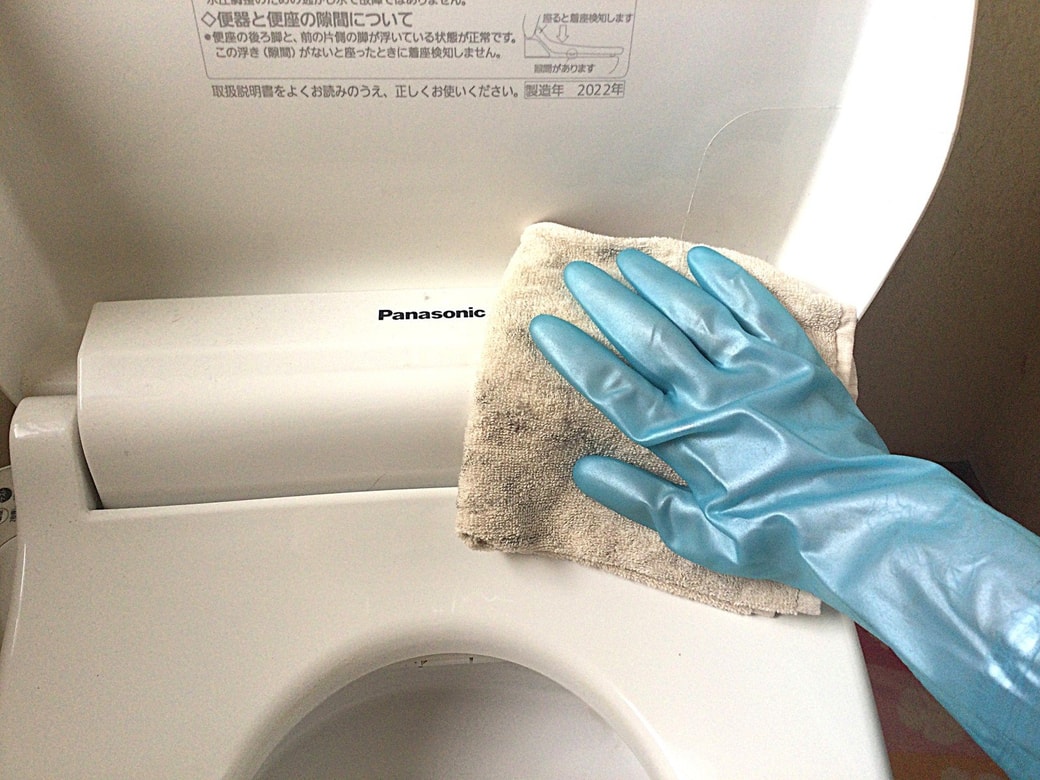 タオルでトイレ掃除