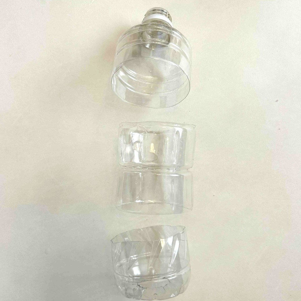 ペットボトルを3つに切り分けたところ