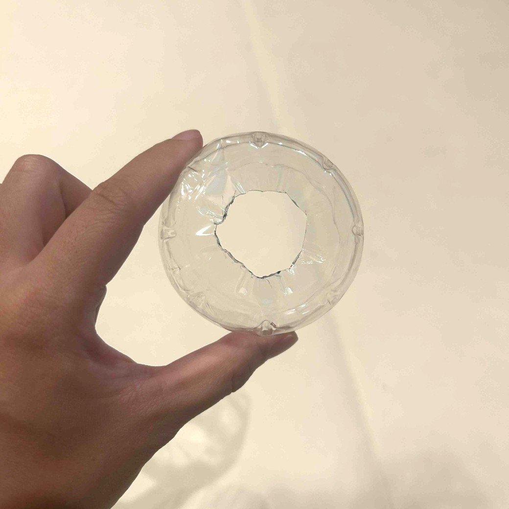 ペットボトルの底に穴をあけたところ