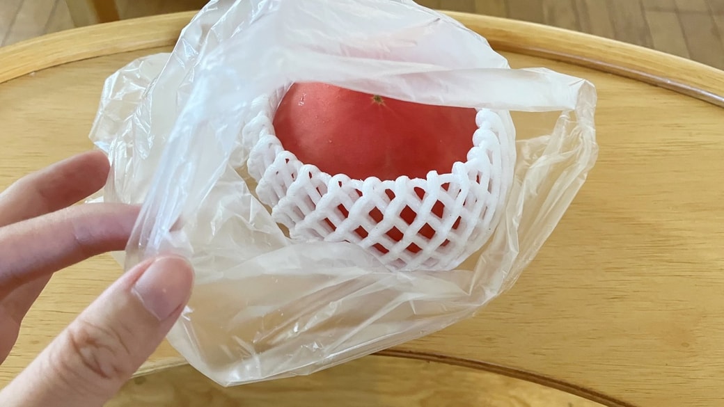 ポリ袋に入れたトマト
