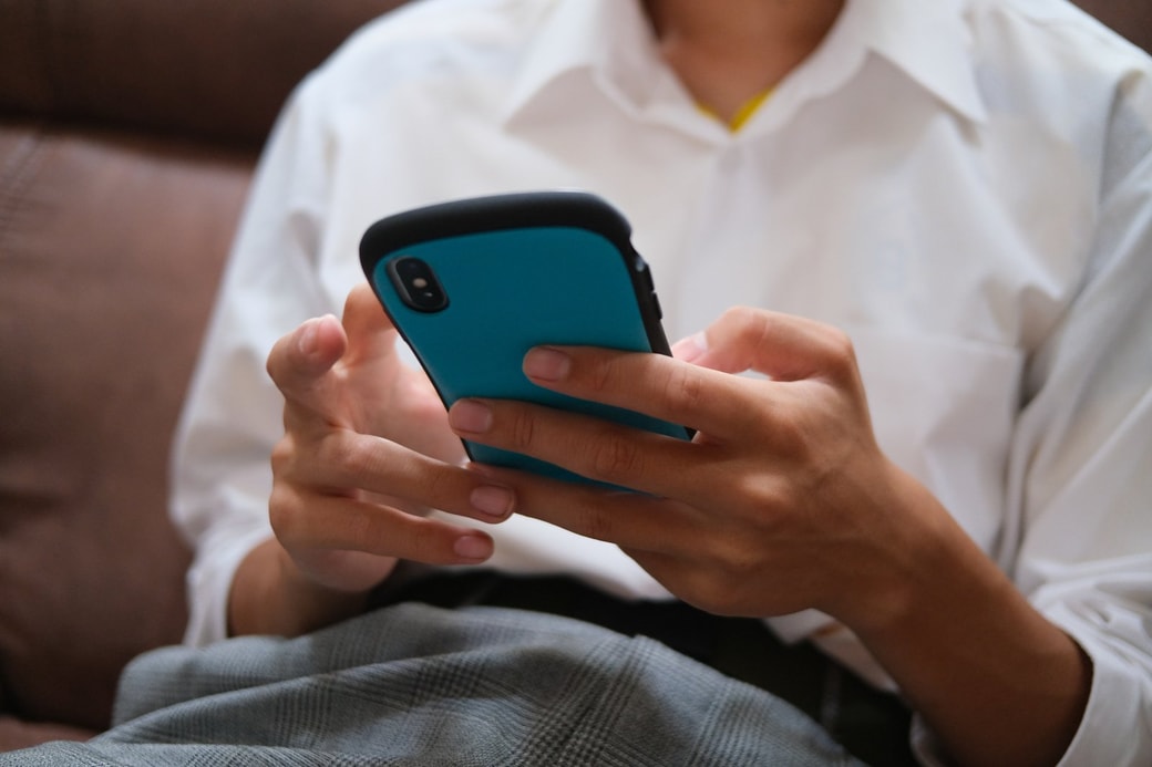 スマホを見る子ども