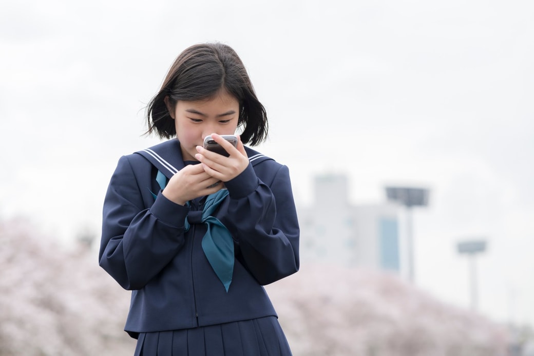 スマホを見る子ども