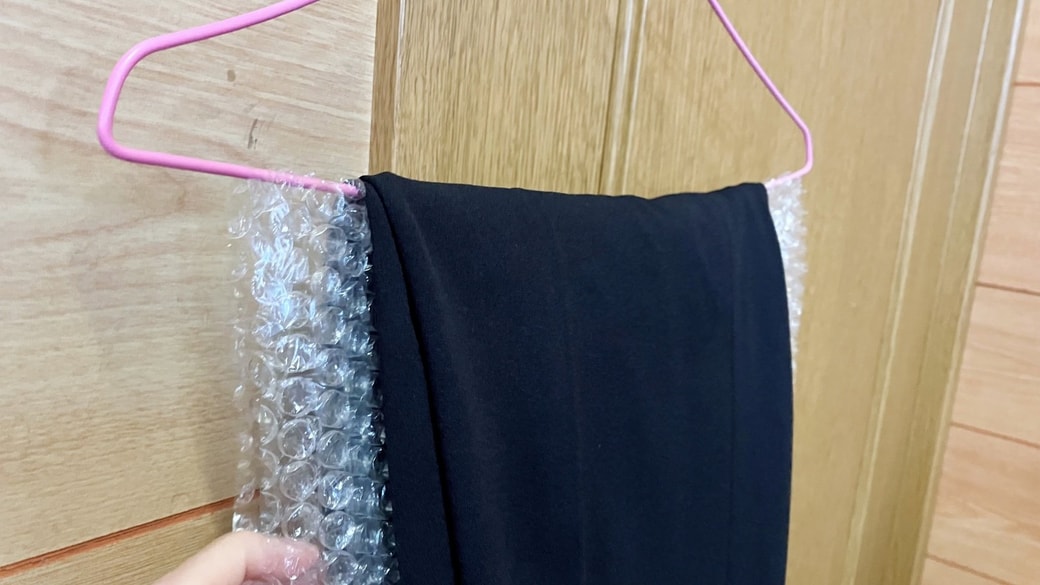 緩衝材のうえから洋服をかけた様子