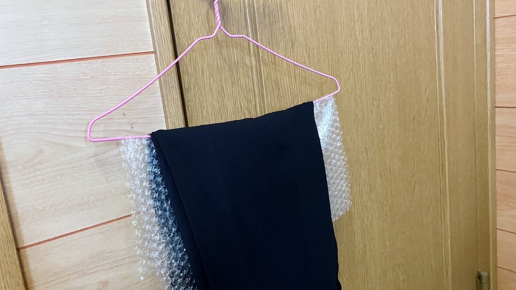 緩衝材をハンガーに挟むだけ！折り目がつきにくくなる