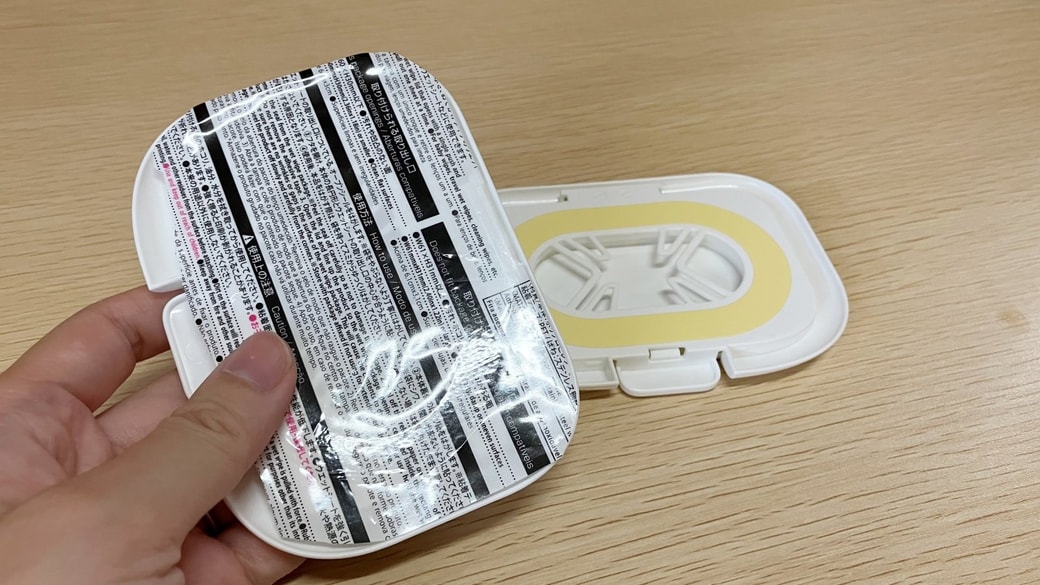 透明袋をふたに貼った様子