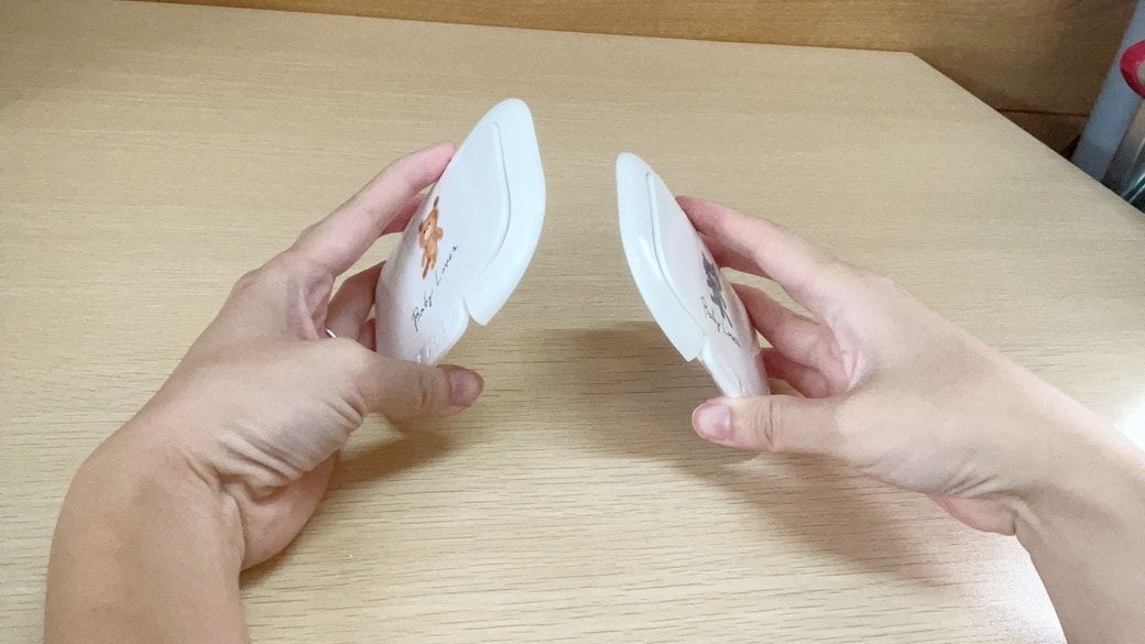 ウエットシートの2つのふたを貼り合わせる様子