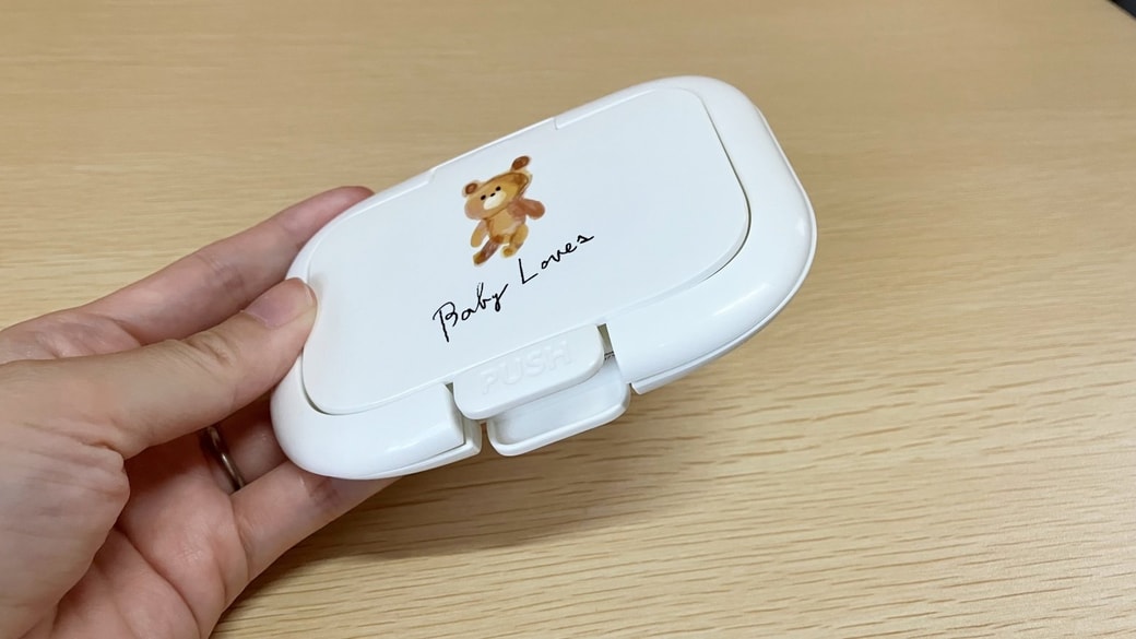 ウエットシートのふた同士を貼り合わせる