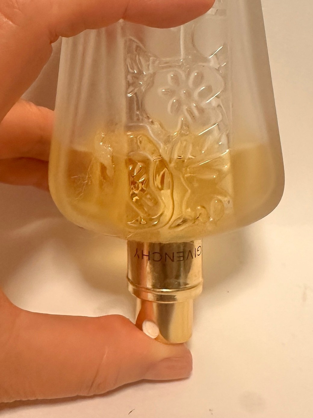 香水の瓶を逆さまにしてプッシュ