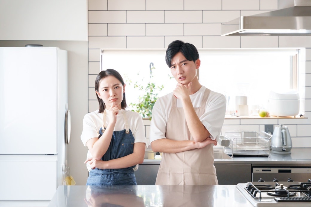 考える夫婦
