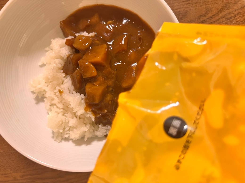カレーを盛り付け