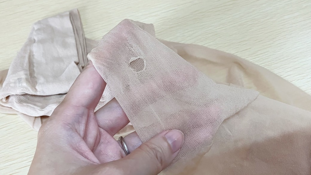 伝線して穴が開いたストッキング