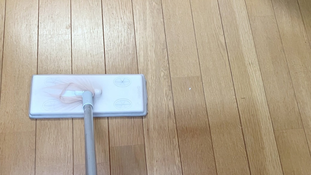 ストッキングをかぶせたフローリングワイパー