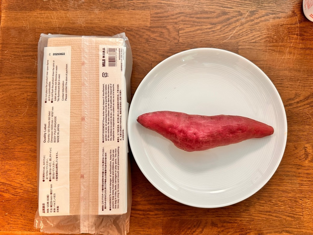 さつまいもとキッチンペーパーを用意する