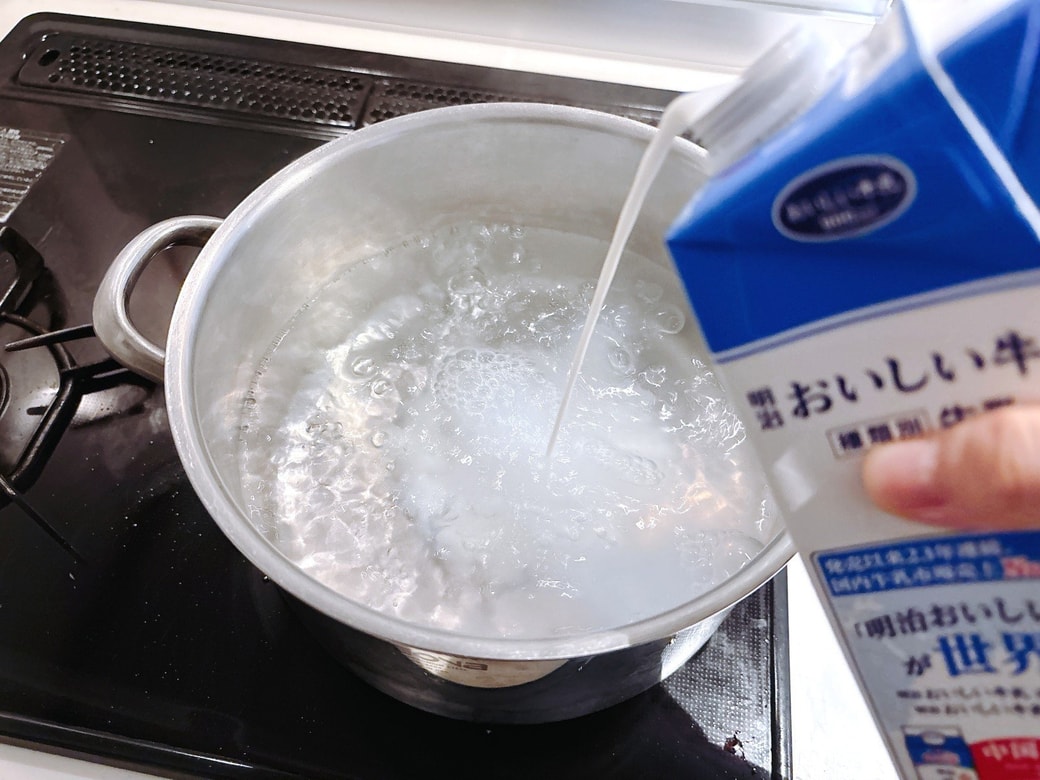 お湯に牛乳を入れる