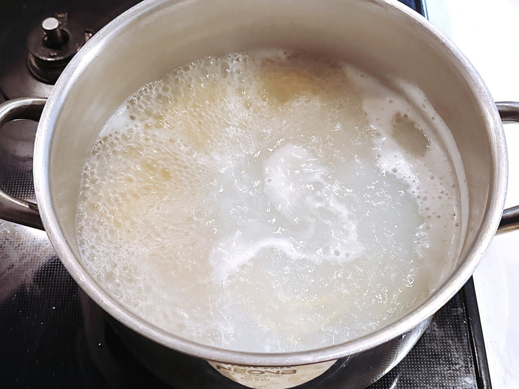 パスタを茹でる