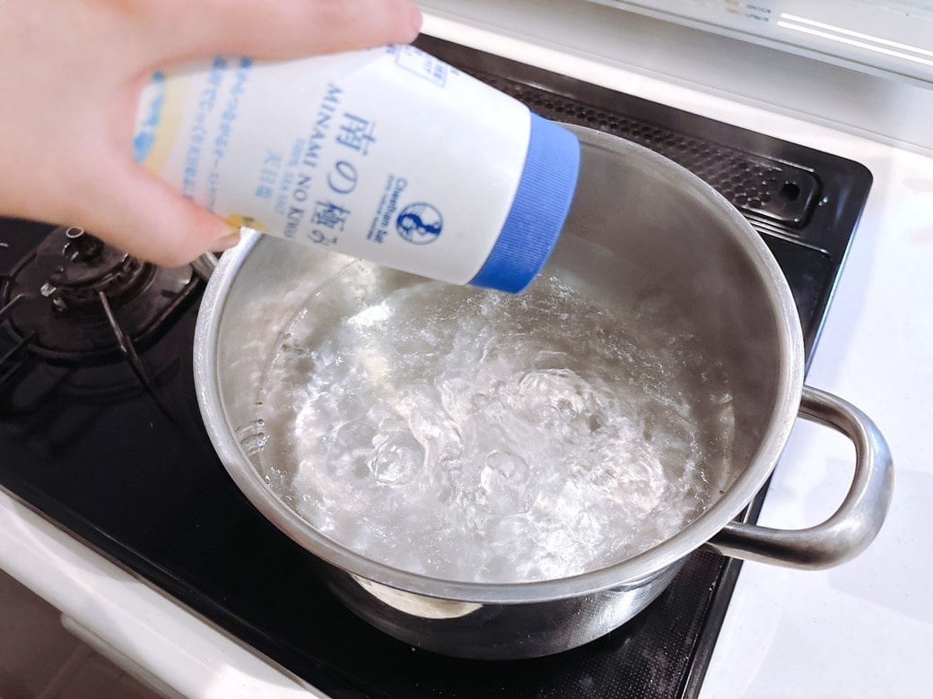 お湯に塩を入れる