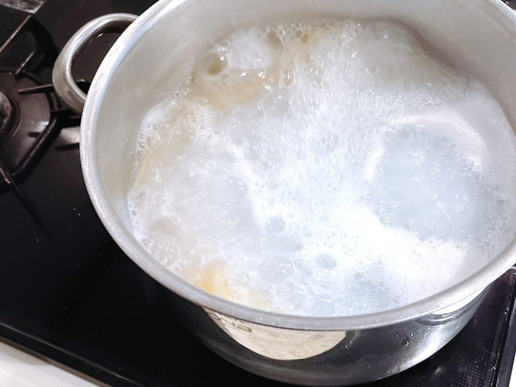 牛乳入りのお湯で茹でているパスタ
