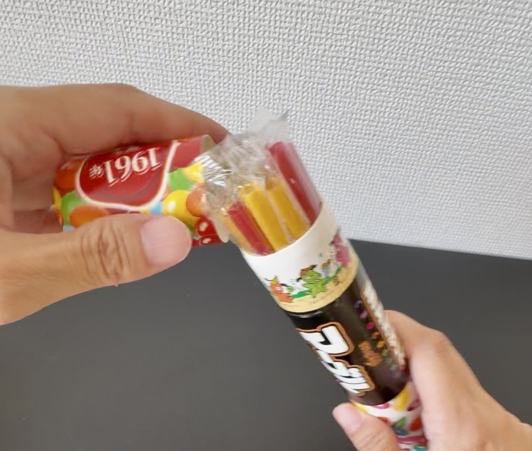 マーブルジャンボのフタを閉める様子