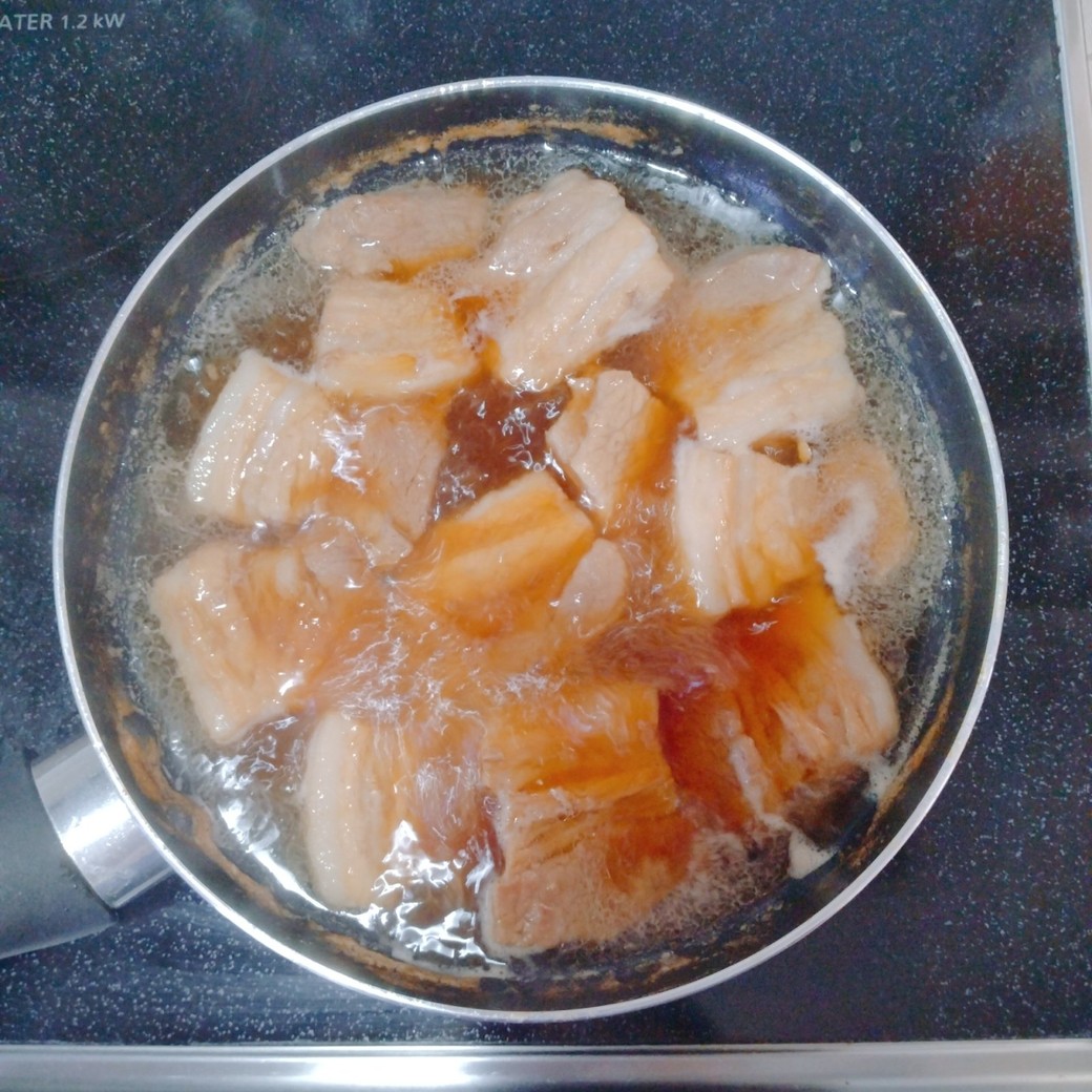 フライパンで角煮を作る人