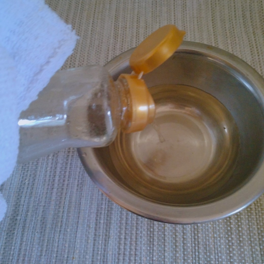 瓶に入ったお湯を捨てる人