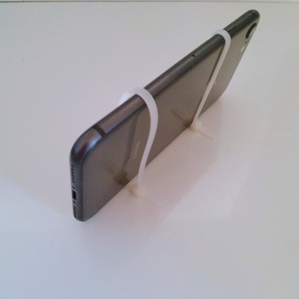 結束バンドをつけたスマホ
