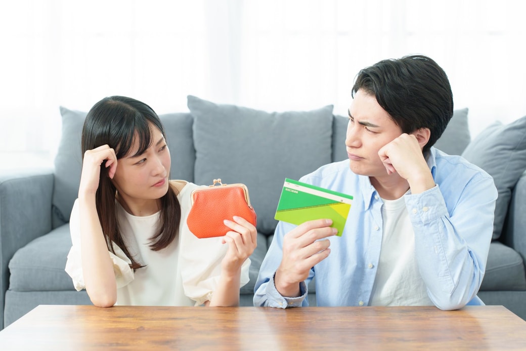 お金について悩む夫婦