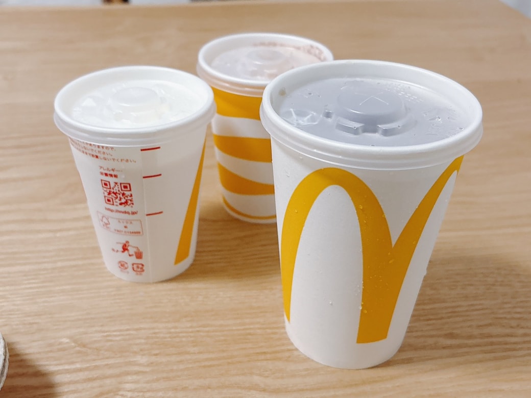 テーブルに置かれたドリンク
