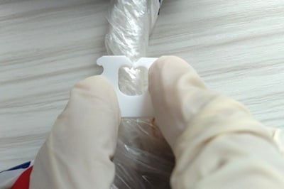 バッククロージャ―を押し当てる