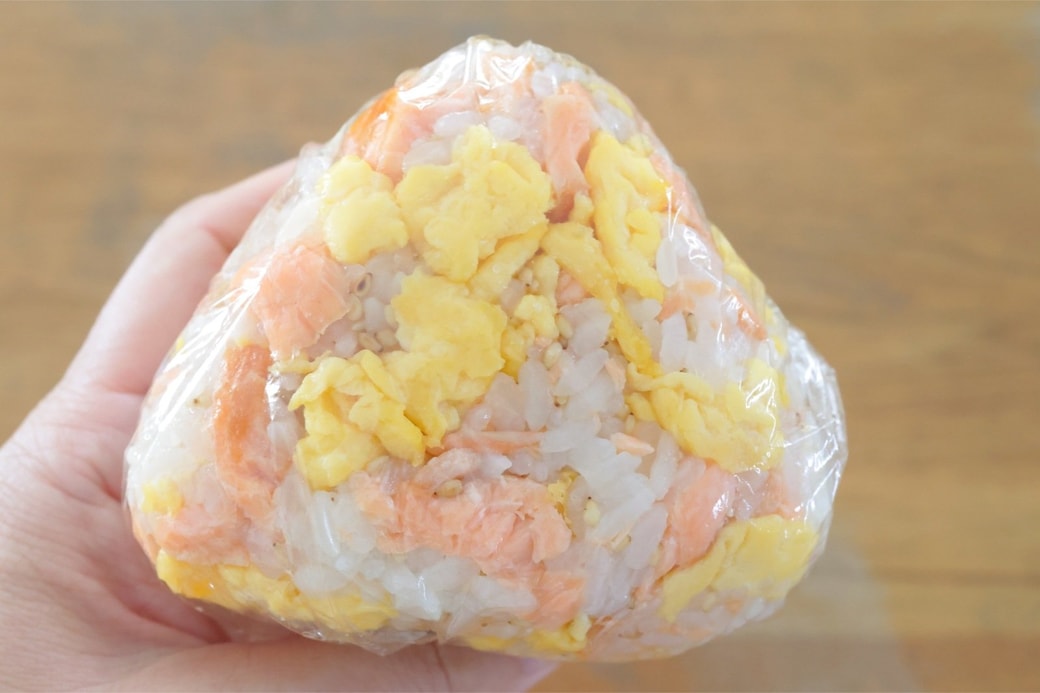 「鮭とたまごの酢飯おにぎり」
