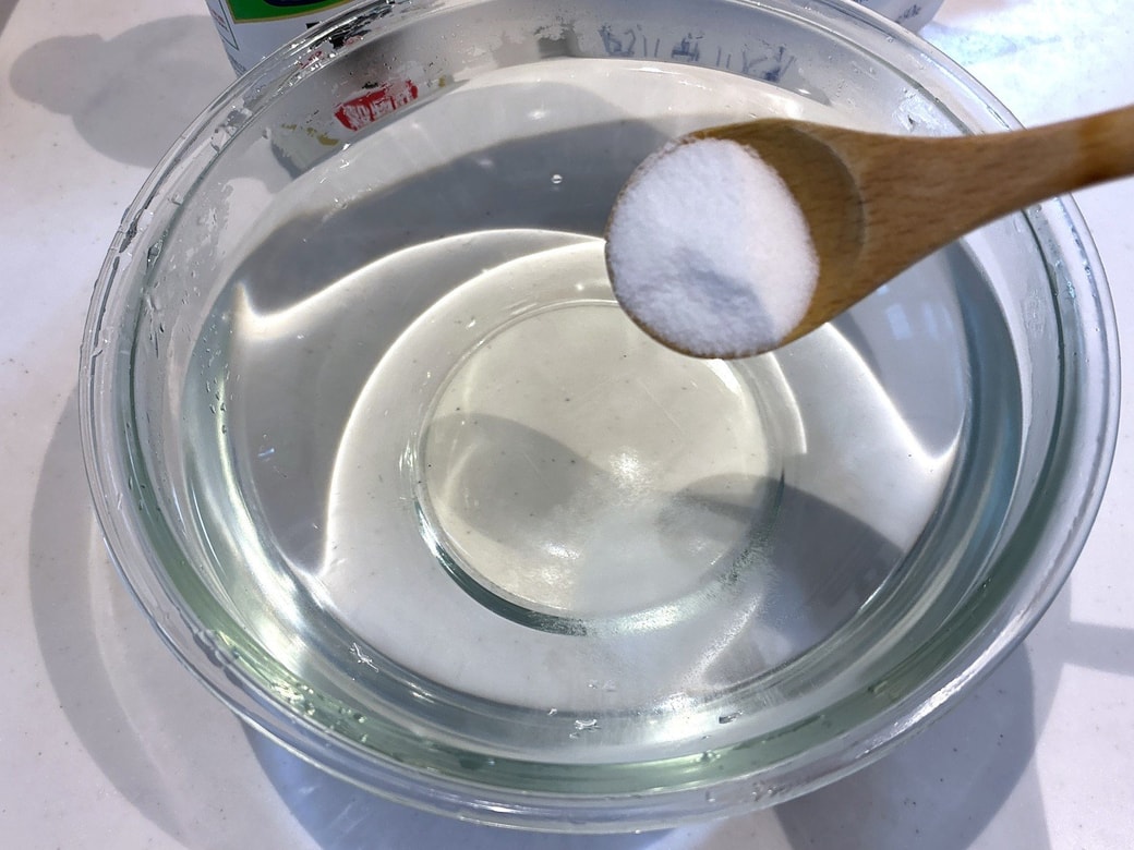ボウルにお湯を注ぎ、重曹と酢を入れる