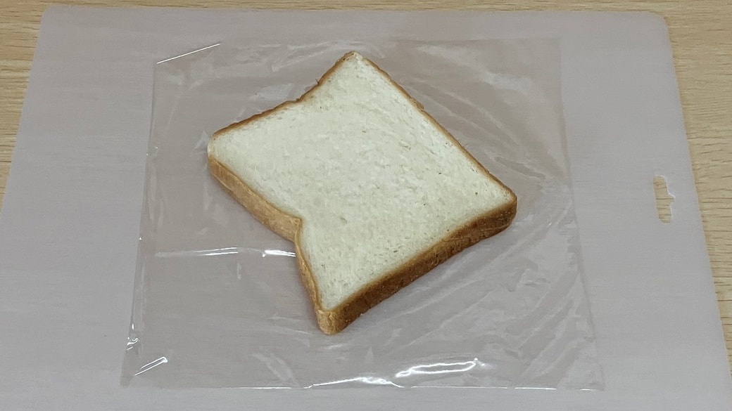 ラップの上に斜めにおいた食パン