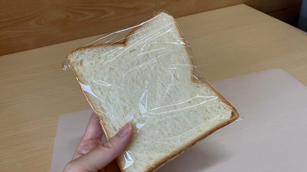 ラップに包んだ食パン
