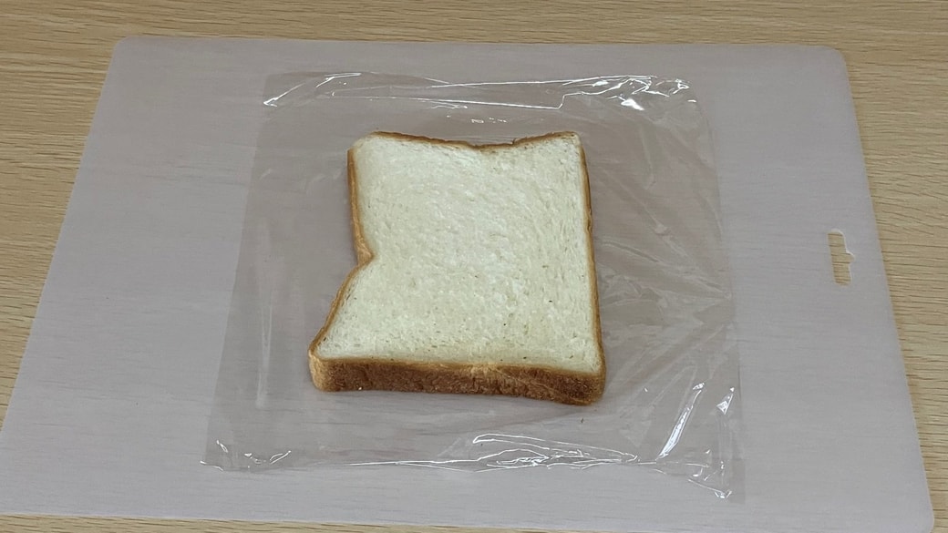 ラップにまっすぐ置いた食パン