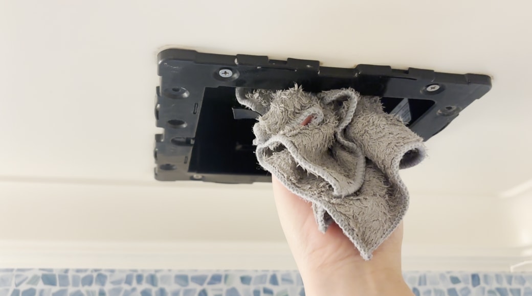 クロスで水拭きをする