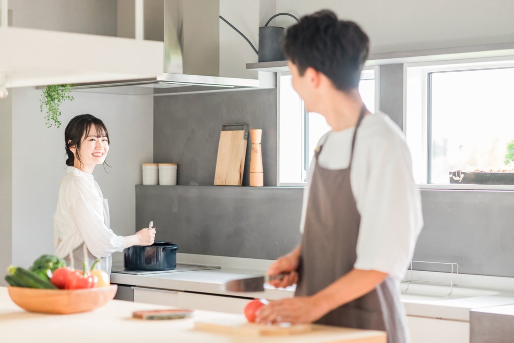 キッチンで料理・家事をする若いアジア人夫婦・カップル